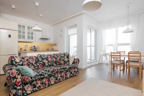 Departamento Confort | Sala de estar | Televisión de pantalla plana de 30 pulgadas con canales vía satélite