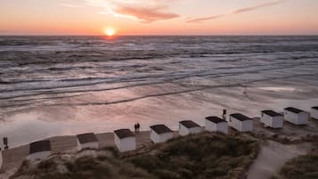 På stranden