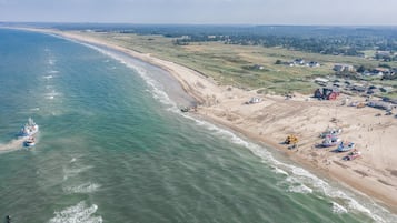 På stranden