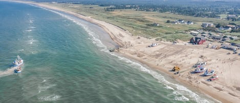 På stranden