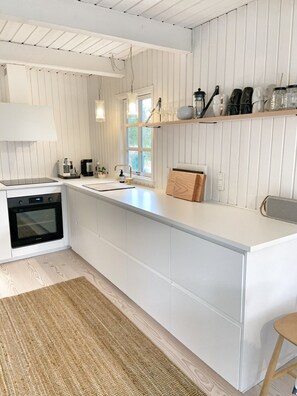 Kjøleskap, ovn, kokeplater og oppvaskmaskin