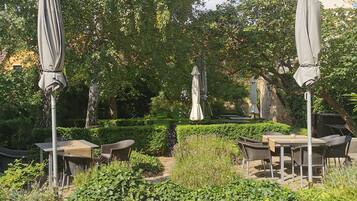 Junior Room | Garden view