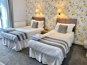 Twin Room, Ensuite (Room 3) | Desk, iron/ironing board, rollaway beds, free WiFi - The Kings Arms Hotel (Castle Douglas)