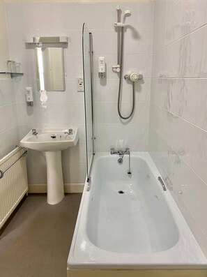 Phòng dành cho gia đình, có phòng tắm riêng (Room 2) | Phòng tắm | Máy sấy tóc, khăn tắm, xà phòng, dầu gội