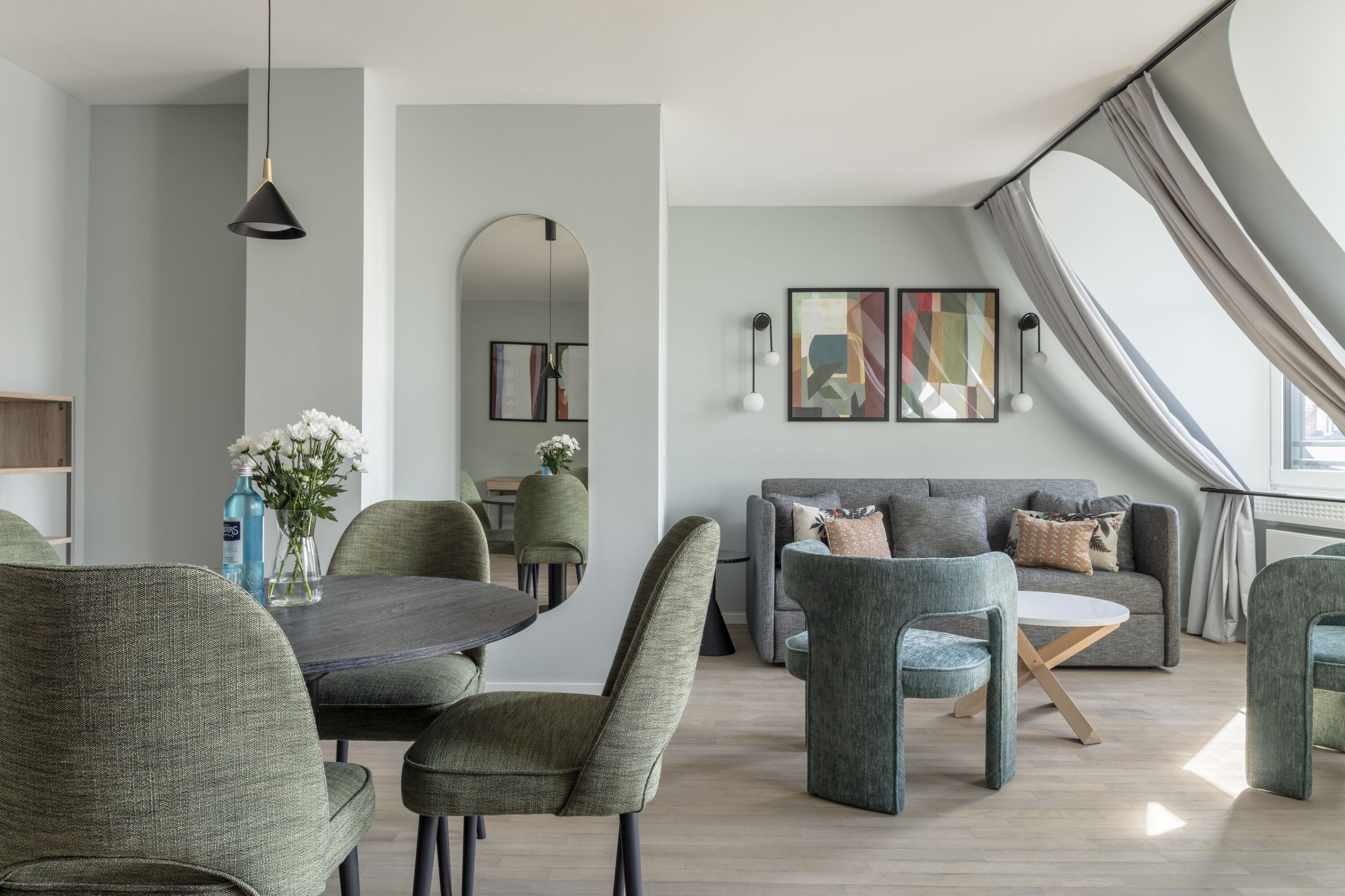 Ropa de cama de alta calidad y caja de seguridad en la habitación 