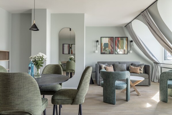 XL Studio, Kitchenette, Sofa Bed | Premium bedding, in-room safe, laptop workspace, blackout curtains