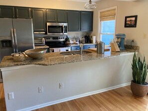 Fridge, microwave, oven, stovetop - Beautiful Raleigh Townhouse for up to 6 month rental or shorter stays (Raleigh)