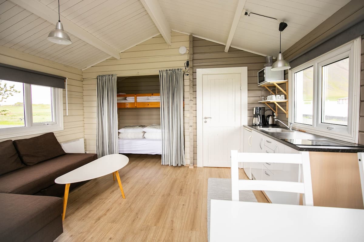 Traditional Cabin | Free WiFi, bed sheets