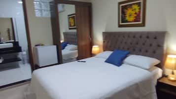 Suíte estúdio premium, 1 cama Queen, ar-condicionado, vista para o jardim | Roupas de cama antialérgicas, camas com colchões pillow-top, frigobar