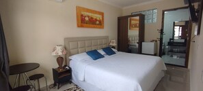 Premium Studio Suite, Multiple Beds, Air conditioning, Garden View | Hypo-allergenic bedding, pillowtop beds, minibar, individually decorated - Pousada da Paz (Curitiba)