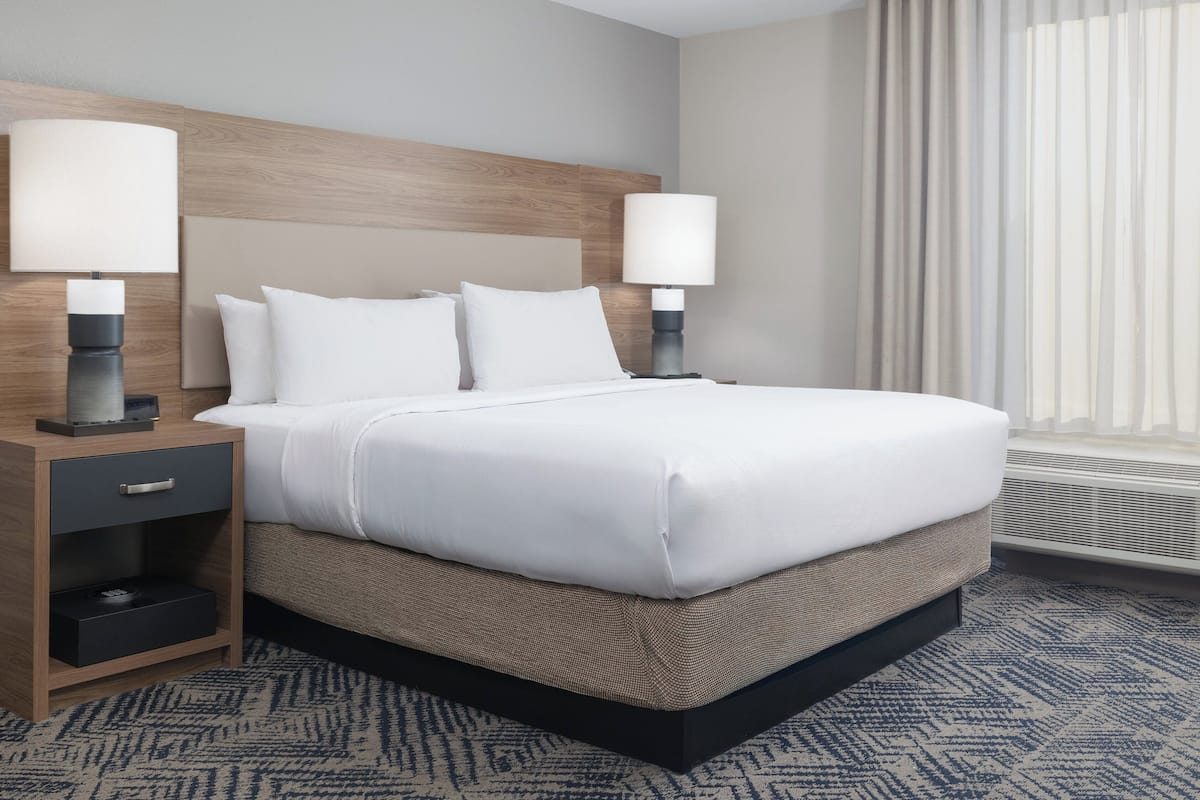 1 soverom, skrivebord, skrivebord for bærbar PC og blendingsgardiner