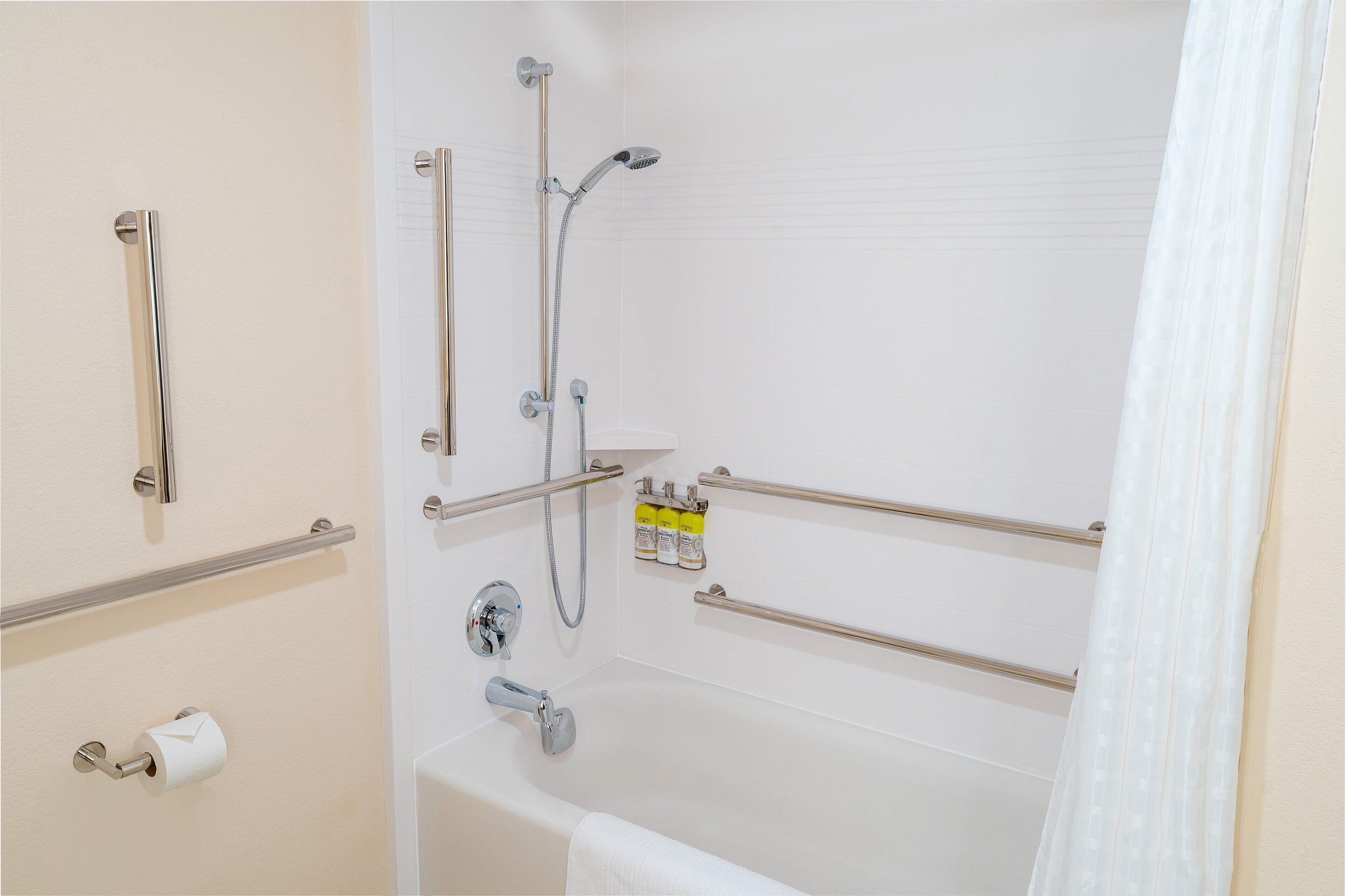 combined shower/bathtub, towels