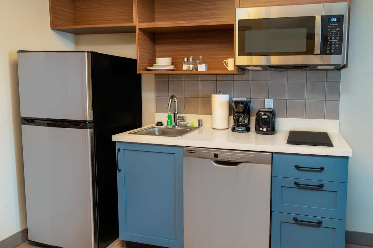 Kjøleskap, mikrobølgeovn, kokeplater og oppvaskmaskin