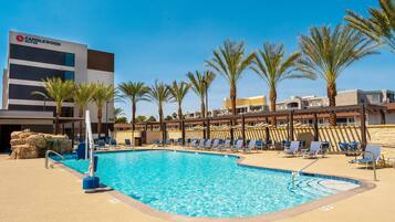 Kolam renang outdoor, dengan kursi berjemur