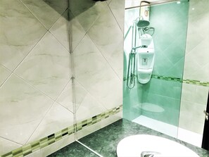 Departamento | Baño | Regadera y toallas 