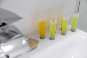 Comfort-Studiosuite | Badezimmer | Dusche, kostenlose Toilettenartikel, Haartrockner, Handtücher