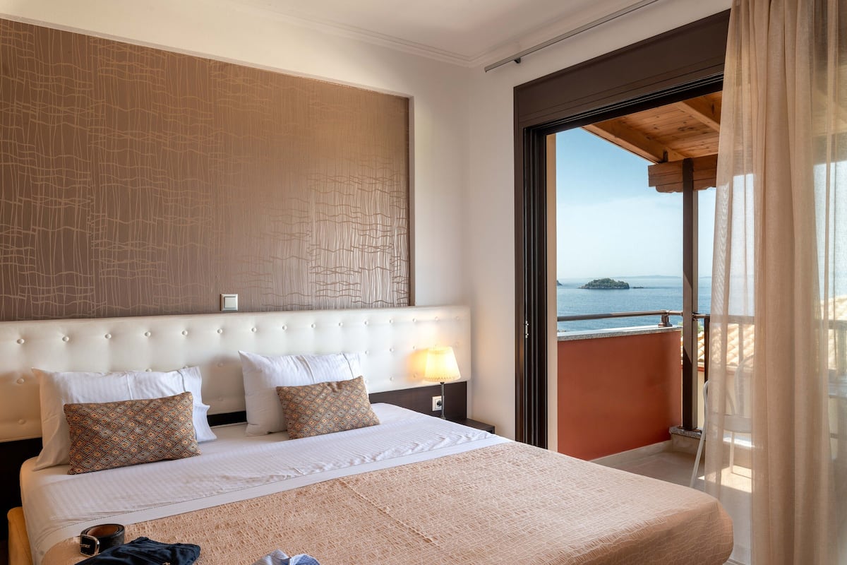 Studio, Sea View | 1 bedroom, in-room safe, desk, laptop workspace