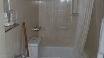 Basic Triple Room | Bathroom | Rainfall showerhead, hair dryer, bidet, towels