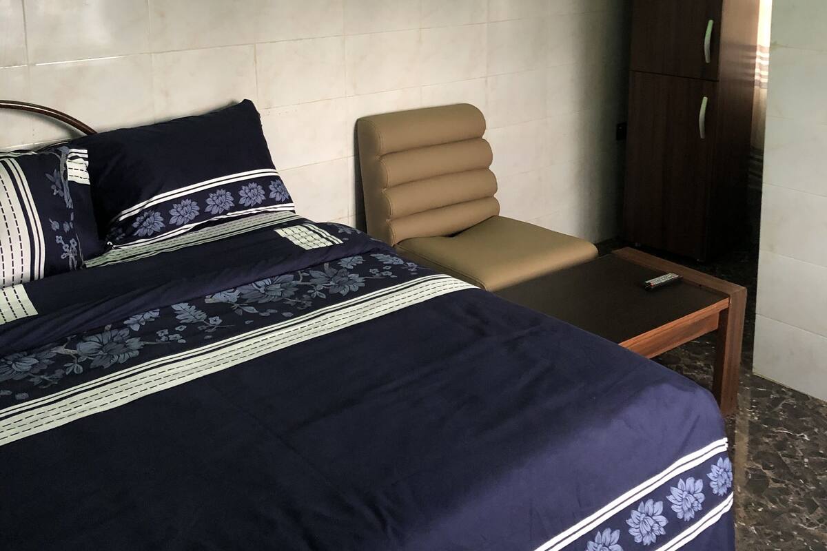 Habitación superior | Escritorio, espacio para trabajar con laptop y cortinas blackout