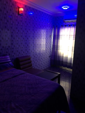 Habitación estándar | Escritorio, espacio para trabajar con laptop y cortinas blackout
