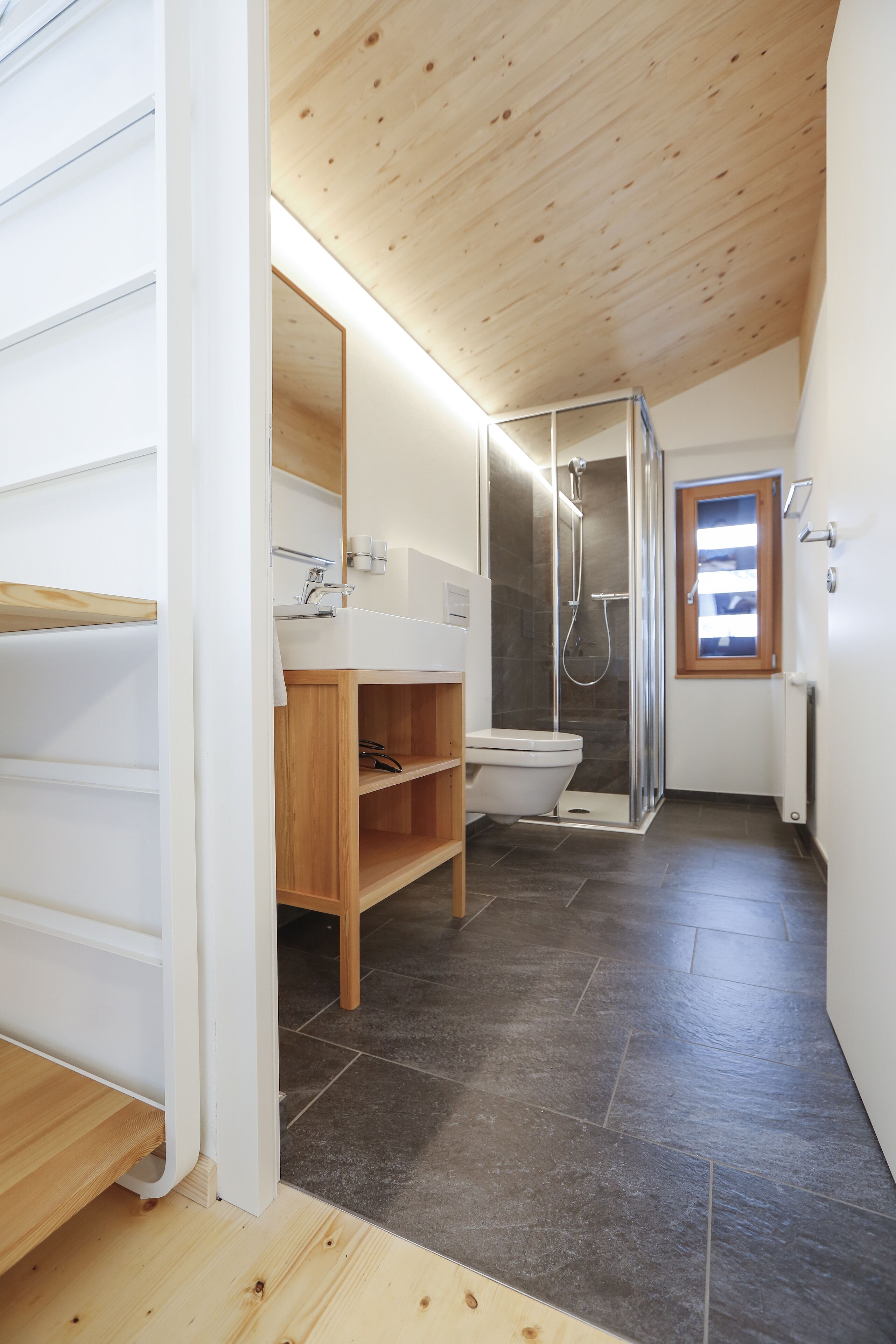 Ein modernes Badezimmer mit Dusche, Toilette und Waschbecken.