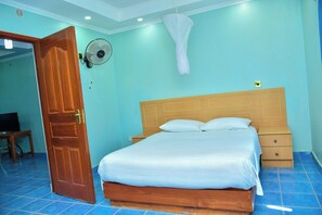 Schreibtisch, Verdunkelungsvorhänge, kostenloses WLAN, Bettwäsche