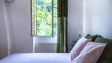 Kamar Double, pemandangan kebun | Didekorasi berbeda-beda dan dilengkapi dengan perabotan berbeda-beda