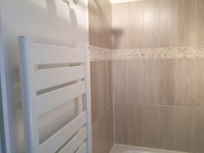 Baignoire, sèche-cheveux, papier toilette