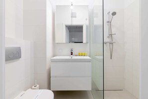 Comfort Studio Suite | Bathroom | Shower, free toiletries, hair dryer, towels - Wola Chic Grey Studio (Warsaw)