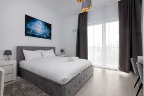 컴포트 스튜디오 스위트 | 저자극  성 침구, 각각 다른 스타일의 인테리어, 각각 다르게 가구 비치, 책상