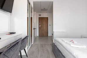 Comfort Studio Suite | Hypo-allergenic bedding, individually decorated, individually furnished - Wola Chic Grey Studio (Warsaw)