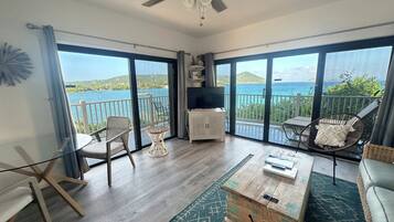 Fernseher, DVD-Player, Stereoanlage