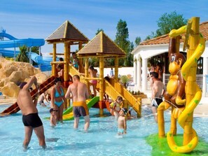 Indoor pool, seasonal outdoor pool, pool umbrellas, sun loungers - Camping Le Sable d'Or (La Tranche-sur-Mer)