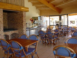 Déjeuner et dîner servis sur place, restauration en plein air 