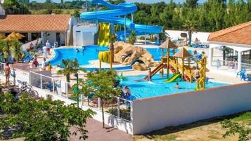Piscina coberta, piscina a l'aire lliure de temporada i para-sols