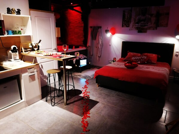 Suite romántica, hidromasaje | Insonorización, wifi gratis y ropa de cama