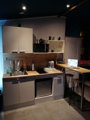 Suite romántica, hidromasaje | Cocineta privada | Refrigerador, microondas, parrilla de estufa y cafetera y tetera