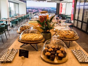 Der serveres frokost og aftensmad