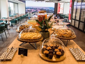 Der serveres frokost og aftensmad