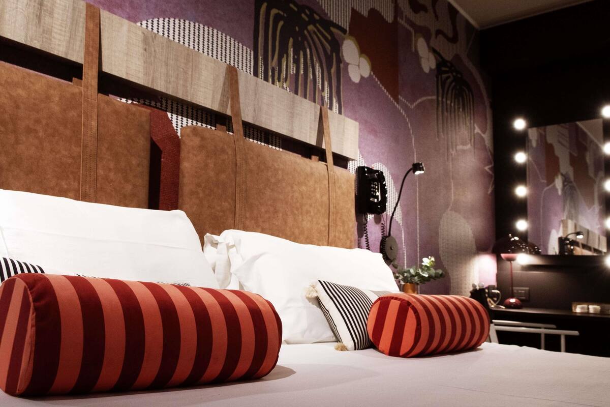 Chăn bông, minibar, két bảo mật tại phòng, bàn 