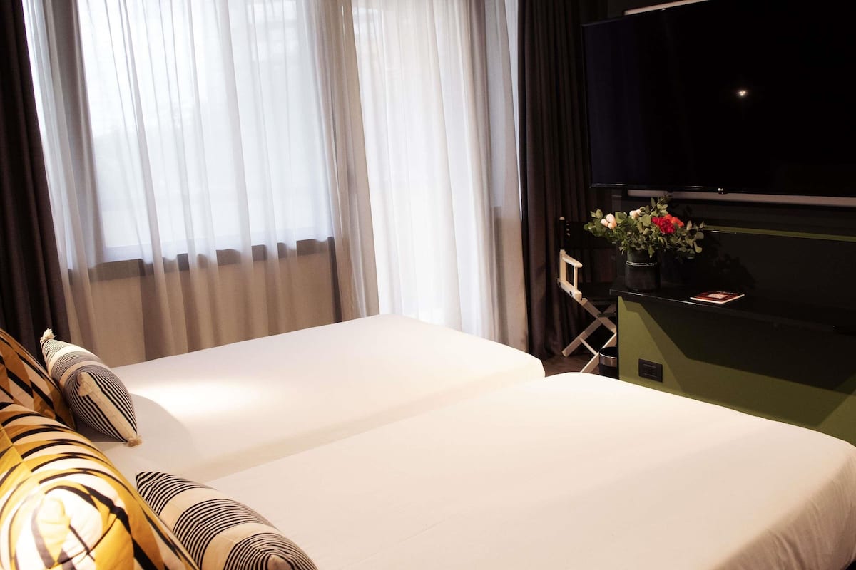 Classic-rum - 2 enkelsängar | Duntäcken, bäddmadrasser, minibar och värdeförvaringsskåp på rummet