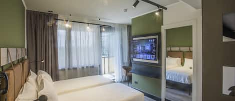 Habitación superior con 1 cama matrimonial o 2 individuales, balcón | Edredón, camas con pillow-top y minibar