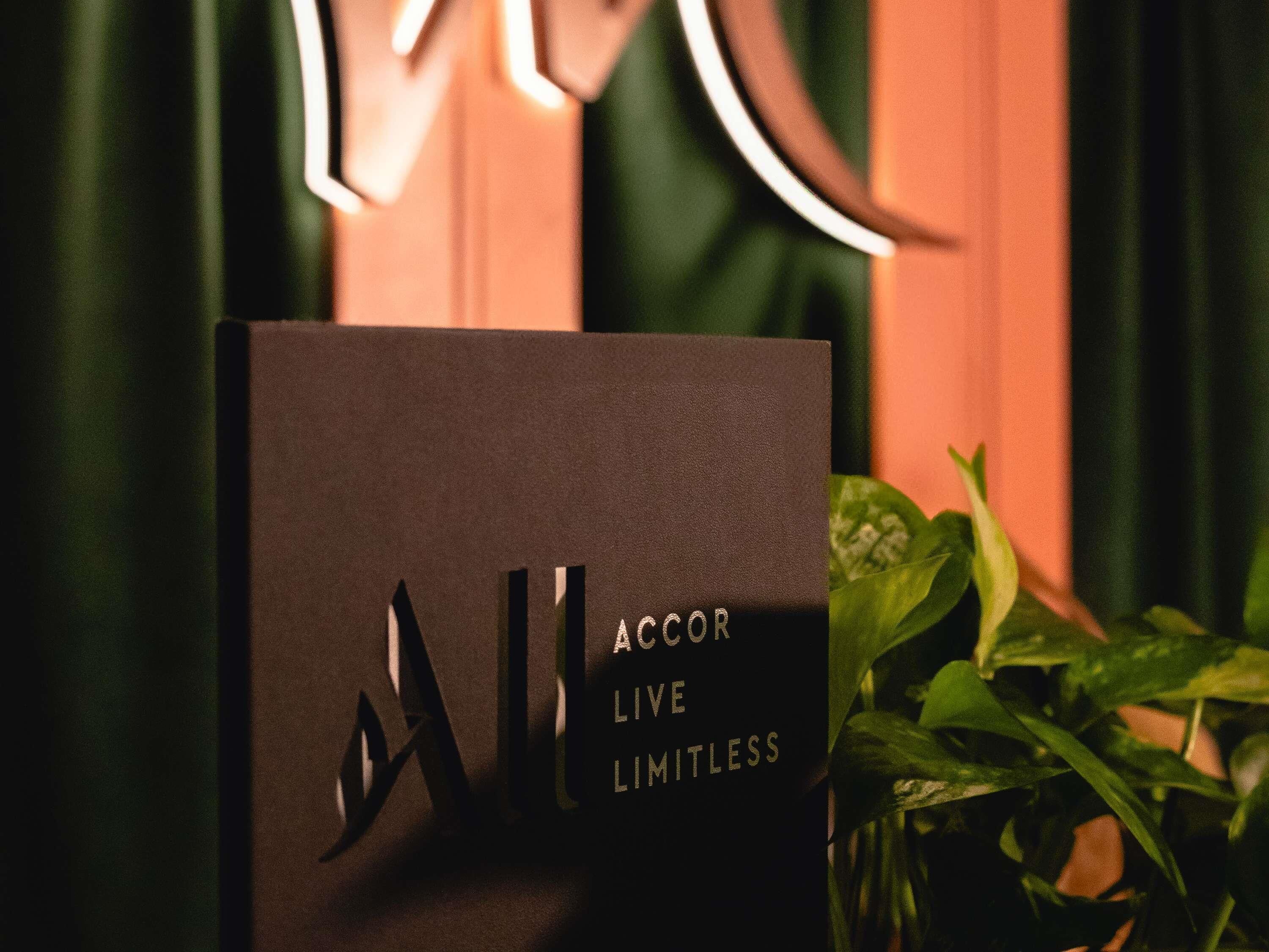 Un letrero de color oscuro con el texto 'ACCORD LIVE LIMITLESS' en letras blancas.