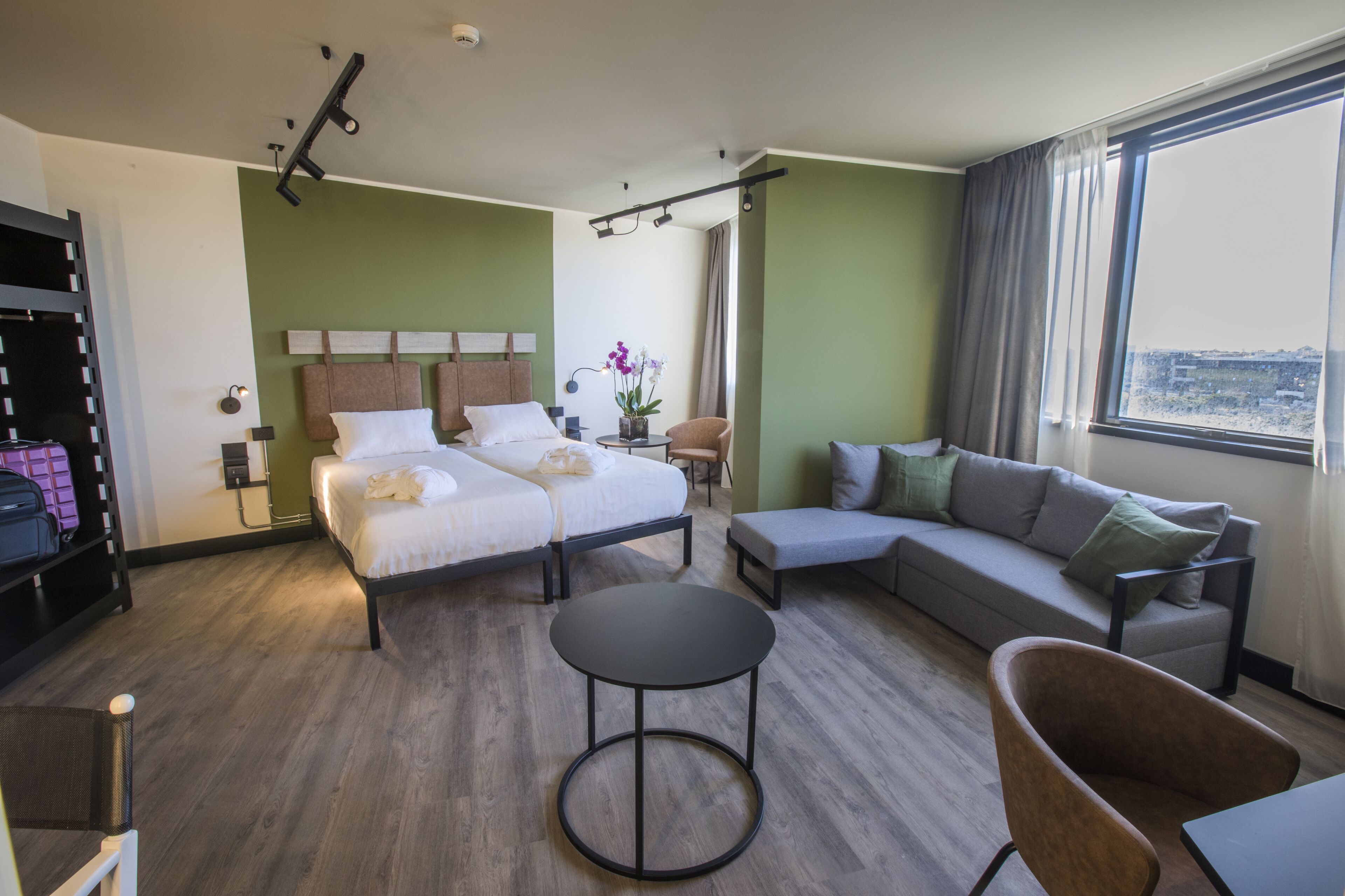 deluxe double or twin room | down duvets, pillow-top beds, minibar, in-room safe