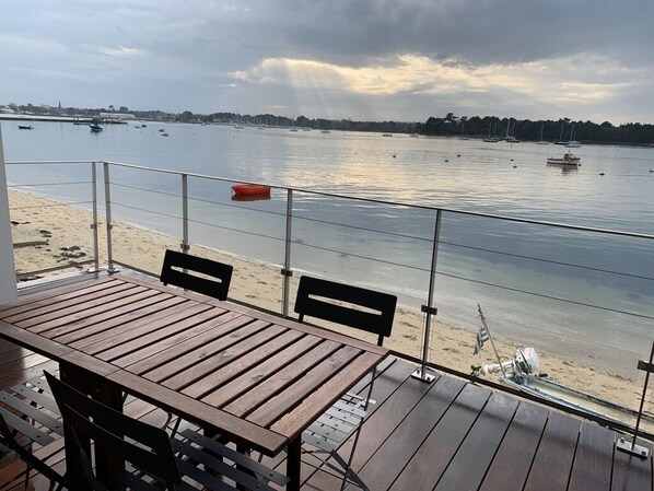 Outdoor dining - Waterfront architect-designed house (Île-Tudy)