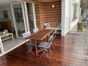 Outdoor dining - Waterfront architect-designed house (Île-Tudy)