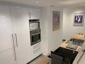 Coffee/tea maker, fridge, microwave, oven