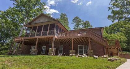 Come have fun in the sun on the Tennessee River with a private dock