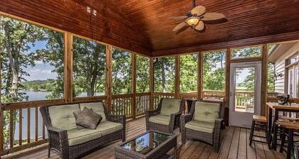 Come have fun in the sun on the Tennessee River with a private dock