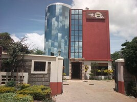 Um edifício moderno com fachada de vidro e uma seção vermelha.